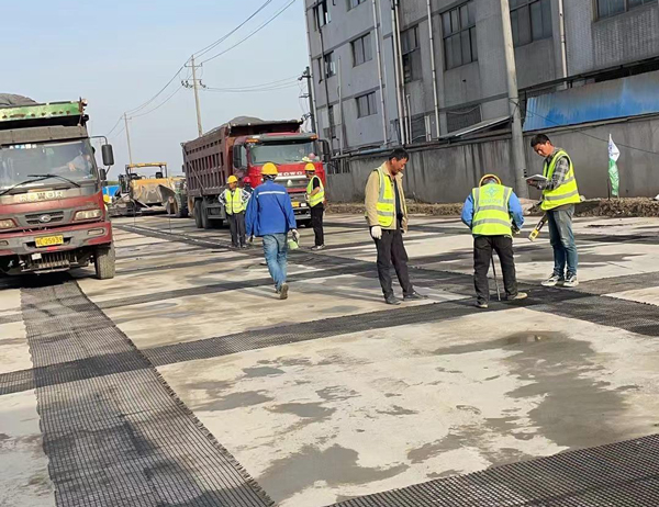 公安老材料的新故事：玻璃纤维土工格栅如何在‘白改黑’浪潮中重获新生？