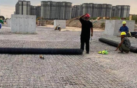 公安土工格栅铺设前地基要怎么处理？